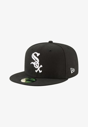 Gorra de béisbol negra con un logo bordado en blanco que dice "Sox" en la parte frontal y una etiqueta de marca en el costado; visera plana y diseño estructurado.