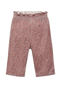 Vaaleanpunaiset puuvillashortsit, joissa on rypytetty vyötärö ja punaisia sekä sinisiä kukkakuoseja. Ominaisuuksiin kuuluvat polven mittaiset mallit ja pehmeä rakenne.