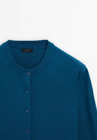 Cardigan en laine bleu sarcelle avec encolure ronde et cinq boutons assortis sur le devant, isolé sur fond blanc.