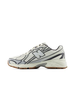 Weiß-grauer Mesh-Laufschuh mit gepolsterter Sohle und brauner Außensohle, mit einem seitlichen "N"-Logo und weißen Schnürsenkeln.
