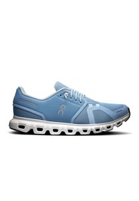 Scarpe da corsa blu con tomaia in rete texturizzata, intersuola bianca con ritagli e lacci sottili. Punta rotonda e supporto per il tallone posteriore.