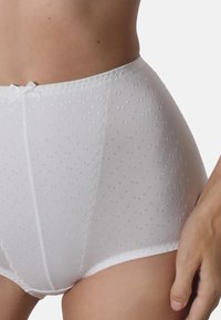 Weiße hochgeschnittene Unterhosen aus weichem Stoff mit punktueller Textur, ausgestattet mit einer gewellten Kante und einem kleinen Schleifchen am Bund.