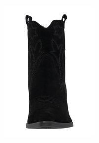 Botas de cowboy de ante negro con punta afilada, parte superior con escamas y bordado de estrellas, con suela de goma gris y detalles de costura.