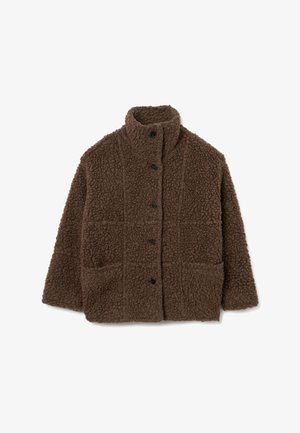 Giacca in pile marrone con collo alto, chiusura frontale con bottoni, due grandi tasche e superficie morbida e strutturata. Presenta un motivo trapuntato.