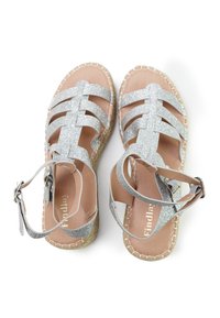 Zilveren glittersandalen met meerdere banden, een enkelgesp en een gestructureerde beige zool met een gestikte rand.