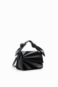 Schwarze Handtasche mit einer strukturierten Form, Faltenelementen, glatten und strukturierten Ledereinsätzen sowie einem geknoteten Griff. Logo sichtbar.