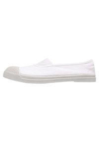 Bottines en toile blanches à enfiler avec un embout en caoutchouc et une semelle texturée, présentant un design simple sans lacets ni ornementations.
