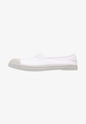 Scarpa slip-on bianca in tela con punta in gomma e suola testurizzata, caratterizzata da un design semplice senza lacci o decorazioni.