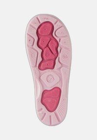 Semelle de chaussure en caoutchouc rose avec des motifs de grip texturés, présentant plusieurs sections surélevées et des numéros incrustés sur la surface. Fabriqué en Lituanie.
