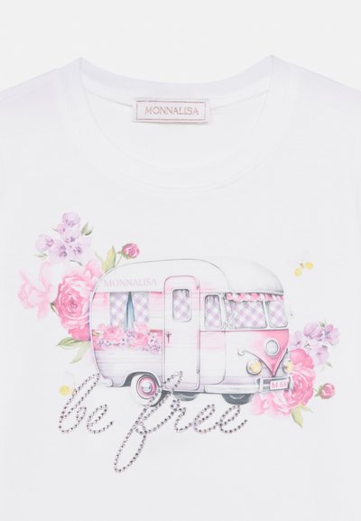 Λευκό μπλουζάκι με ροζ vintage τροχόσπιτο περιτριγυρισμένο από πολύχρωμα λουλούδια. Το κείμενο «Be free» είναι διακοσμημένο με στρας.