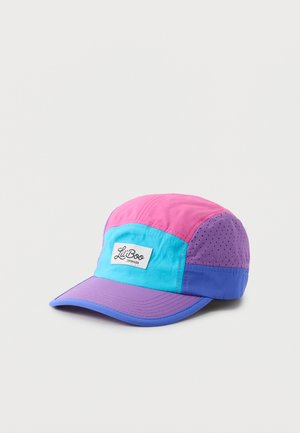 Casquette multicolore avec des panneaux roses, violets et bleus, côté perforé, et une étiquette frontale indiquant "Lil' Boo Copenhagen".