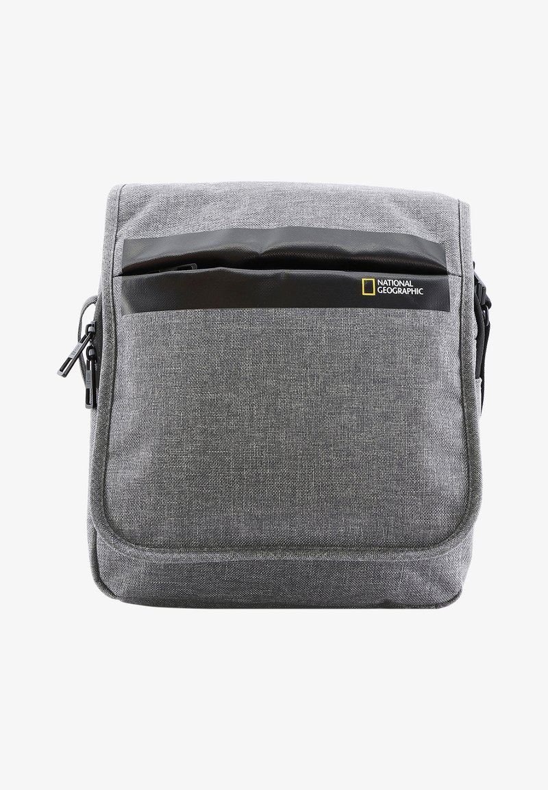 Grau Messenger Bag mit einem strukturierten Stoffoberfläche. Verfügt über eine glänzend schwarze Fronttasche und das National Geographic-Logo. Verstellbarer Schultergurt enthalten.