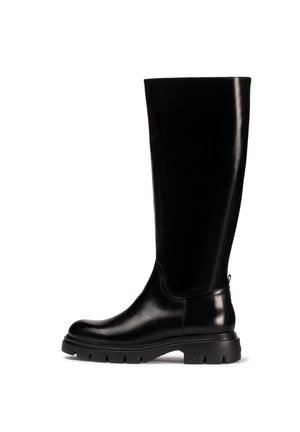 Botas de cuero negro hasta la rodilla con un acabado liso, suela de goma gruesa y un diseño mínimo. Punta redondeada y un sutil logo en la parte posterior.