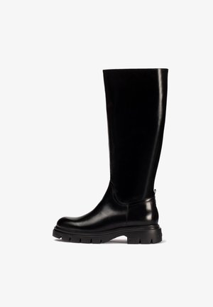 Czarne skórzane botki do kolan o gładkim wykończeniu, z grubą gumową podeszwą i minimalnymi detalami. Okrągły nosek i subtelne logo z tyłu.