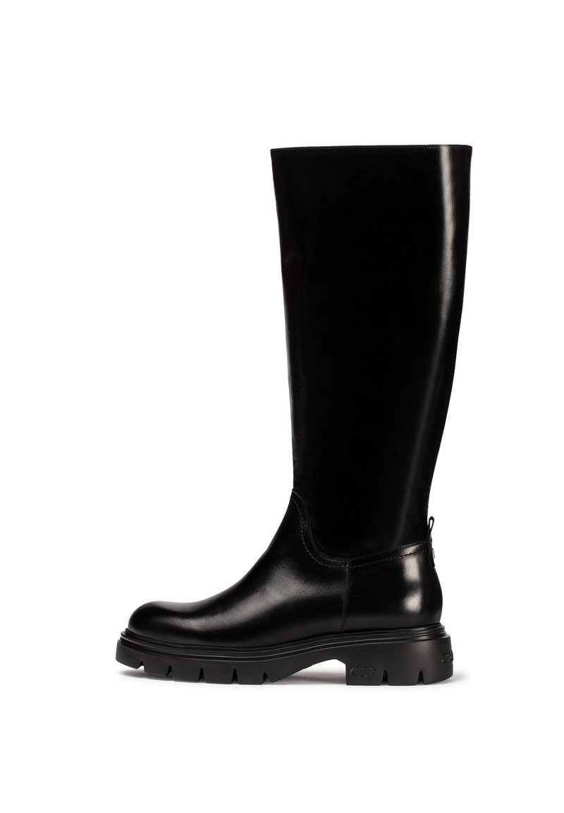 Botas de cuero negro hasta la rodilla con un acabado liso, suela de goma gruesa y un diseño mínimo. Punta redondeada y un sutil logo en la parte posterior.