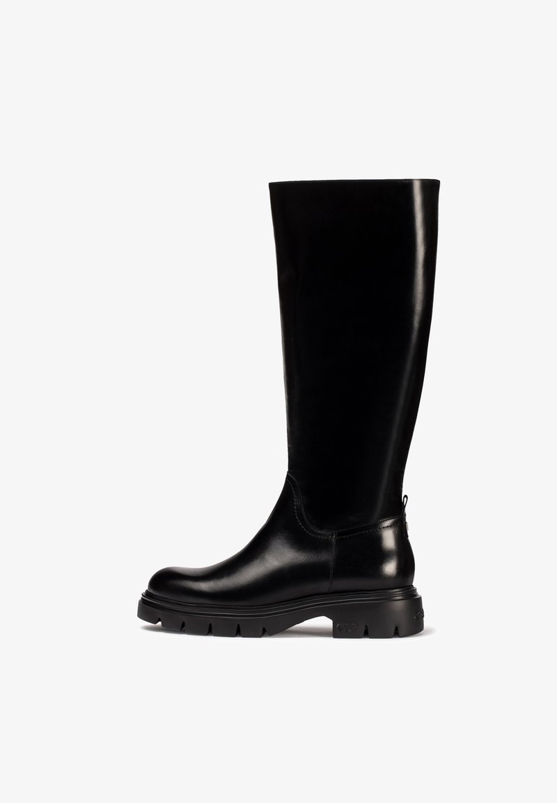 Botas de cuero negro hasta la rodilla con un acabado liso, suela de goma gruesa y un diseño mínimo. Punta redondeada y un sutil logo en la parte posterior.