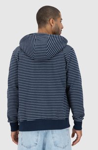 Felpa con cappuccio navy con strisce bianche, caratterizzata da polsini e orlo a costine, tessuto morbido e vestibilità regolare. Vista posteriore in evidenza.