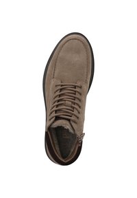 Stivale alla caviglia in suede marrone con punta rotonda, design con lacci, colletto imbottito e un accento in marrone scuro a contrasto sul tallone. Fodera interna morbida.