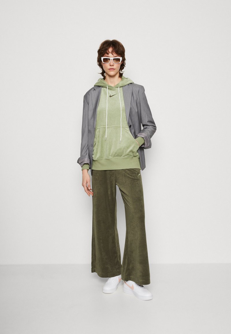 Nike Sportswear HOODIE - Mikina s kapucí - oil green/cargo khaki