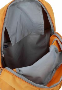 Mochila naranja con un interior gris, que cuenta con un amplio compartimento principal y un bolsillo interno. Tejido exterior texturizado y cremalleras resistentes.