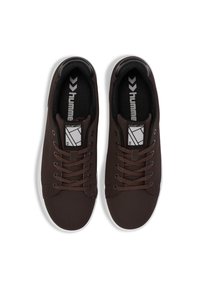 Brązowe buty sportowe z gładkim syntetycznym wierzchem, sznurowanym zapięciem i białą gumową podeszwą. Zawierają detal z logo na języku.
