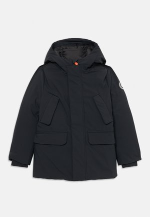 Dunkelblaue isolierte Jacke mit Kapuze, ausgestattet mit zwei großen Fronttaschen, elastischen Bündchen und einem orangen Zugband am Hals für zusätzlichen Halt.