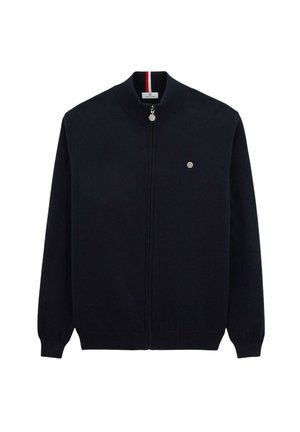 Cardigan noir en tricot zippé avec un col côtelé, des manches longues et un petit logo sur la poitrine gauche. Il présente des rayures d'accent rouge et blanc.