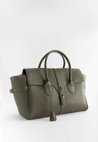 Sac à main en cuir vert olive avec deux poignées arrondies, rabat avant, sangles latérales et une housse en cuir pour clé suspendue sur fond blanc.