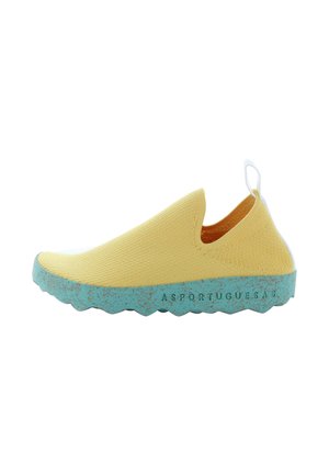 Slip-on sko med gul strikket overdel og tekstureret blå sål, med trækstrop ved hælen og bølget mønster på sålen.