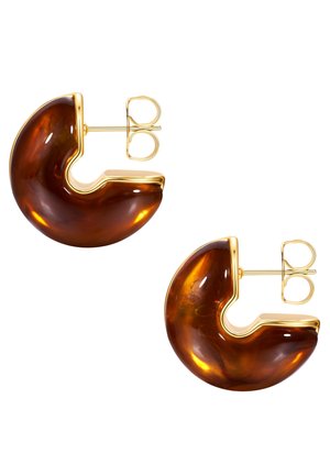 Paar halbmondförmige Ohrringe aus bernsteinfarbenem Harz mit goldfarbenen Metallrändern und Steckverschluss.