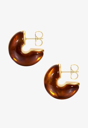 Set van halve maanvormige oorbellen van amberkleurige hars met gouden metalen randen en sluitingen aan de achterkant.