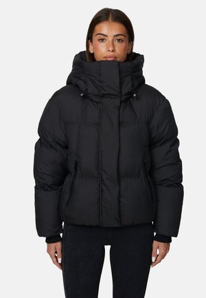 Schwarze Steppjacke mit hohem Kragen, dicker Polsterung, Reißverschlusstaschen und elastischen Bündchen für Wärme und Komfort.