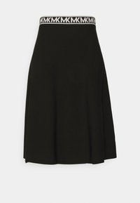 Jupe évasée noire avec une taille élastique ornée d'un motif de logo répétitif en blanc. Tissu lisse avec une légère brillance.