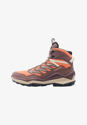 Oranje-bruine hoge wandelschoen met verstevigde zool, enkelsteun, veterhaken en Gore-Tex label voor waterdichtheid.