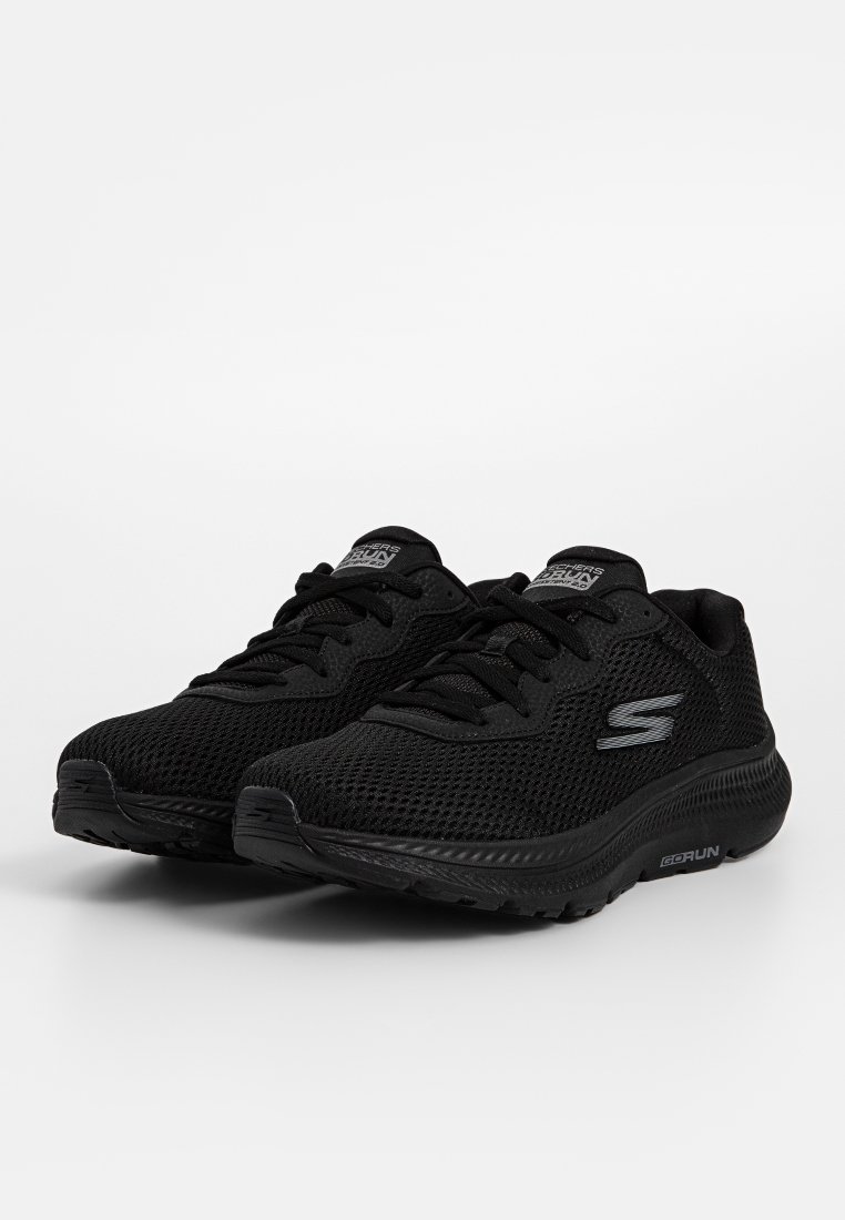 Czarne buty biegowe Skechers GoRun z siateczkowym wierzchem, sznurówką oraz wyściełaną podeszwą, pod kątem, aby pokazać detale z boku i z przodu.