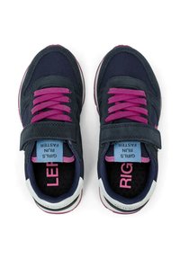 Scarpe da ginnastica blu navy con lacci e dettagli rosa, dotate di una fascia in Velcro, una soletta imbottita con etichette "SINISTRA" e "DESTRA" e una suola resistente.