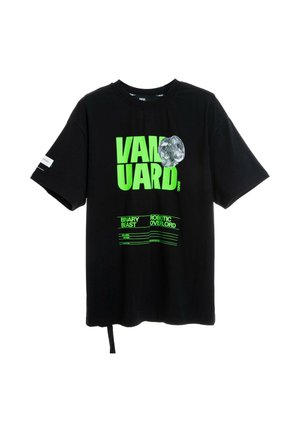 Camiseta negra de manga corta con texto en verde neón "VANGUARD", un gráfico de luna y texto más pequeño que dice "BINARY BEAST" y "ROBOTIC OVERLORD".