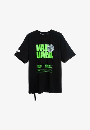 Camiseta negra de manga corta con texto en verde neón "VANGUARD", un gráfico de luna y texto más pequeño que dice "BINARY BEAST" y "ROBOTIC OVERLORD".