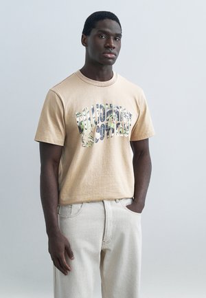 OVERLAY CAMO FILL ARCH LOGO - Μπλουζάκι με στάμπα - taupe