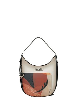 Borsa a tracolla color crema con tasca frontale multicolore astratta, manico nero e charm metallico decorativo, con il marchio "Anekke" sulla parte superiore frontale.