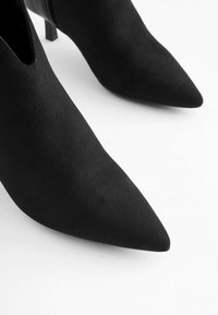 Next FOREVER COMFORT POINTED - Klassikalised poolsaapad - black