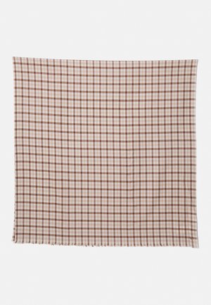 Tissu quadrillé beige et marron avec de fines bords effilochés, étalé à plat sur un fond blanc.