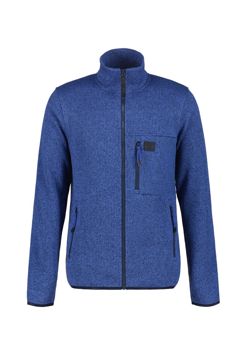 Blå fleecetröja med hög krage, dragkedja fram och en bröstficka. Har en texturerad tyg och kontrasterande svarta dragkedjor.