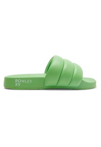 Chancla verde con tres correas apiladas y redondeadas. Fabricada en material suave, con una suela plana que presenta la marca "ROWLEY XY".