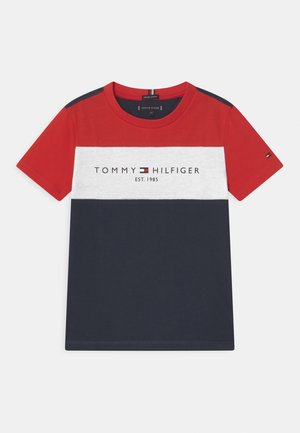 Koszulka z bawełny w kolorach czerwonym, białym i granatowym z poziomymi paskami oraz logo "TOMMY HILFIGER EST. 1985" na piersi. Krótkie rękawy.