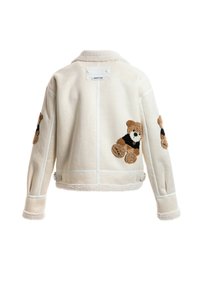 Chaqueta color crema con parches de osos en las mangas, hecha de tejido suave, con un cuello de felpa y detalles en contraste.