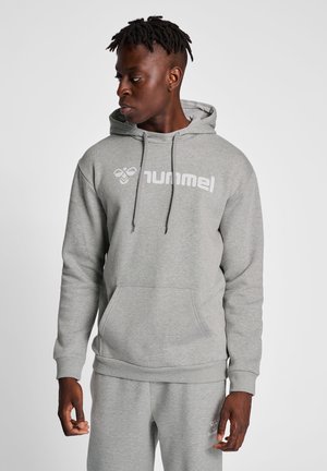 Grijze sweatshirt met een zachte stof, voorzien van een voorzak, een capuchon met trekkoord en een opvallend wit logo op de borst.
