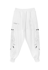 Joggers blancos con cintura elástica, cordón, bolsillos laterales y patrones negros similares a plumas en cada pierna. Textura de tela suave.