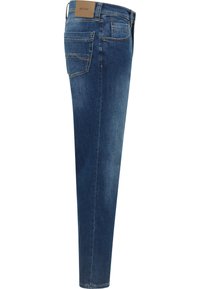 Vaqueros azules de pierna recta con lavado desgastado, bolsillo trasero con detalle de costura, trabillas para cinturón y parche de cuero de la marca en la cintura.