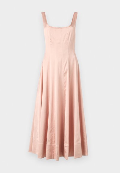 Lange roze satijnen jurk met een vierkante halslijn, brede bandjes en een vloeiende rok. Bevat verticale naden en een zoom met een subtiele afwerking.